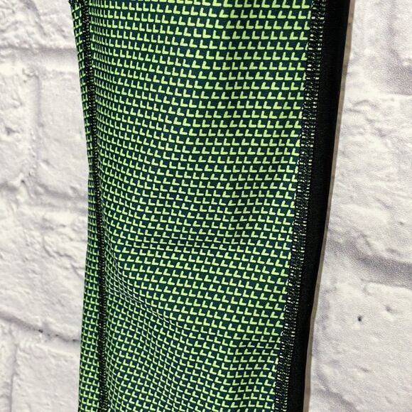 UNDER Armour Heat Gear Patterned Capris Size Small - Picture 6 of 8